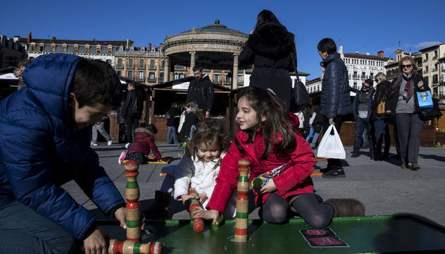 Imagen tomada el año pasado de los juegos tradicionales de madera que este año también se pueden encontrar en la Plaza del Castillo.