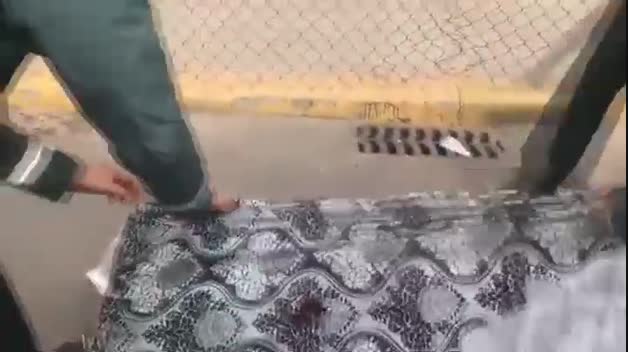 Descubren a dos migrantes escondidos dentro de dos colchones en Melilla