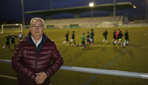 El presidente del Club Deportivo Pamplona, Manuel Larunbe, apoyado en las gradas del Beitikuntzea, con el campo al fondo.