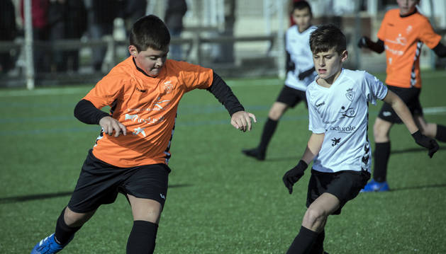 Foto de una acción del partido entre el Juan Bautista Irurzun (naranja) de Peralta contra el San Miguel de Orkoien (blanco). Los de Peralta se clasificaron gracias a la tanda de penaltis.
