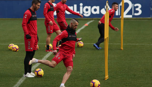 Foto de Lillo golpea el balón junto a Xisco el pasado 22 de diciembre, en el último entrenamiento a puerta cerrada que ha tenido lugar esta temporada en El Sadar.