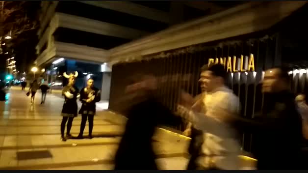 Momento de la agresión en el exterior de la discoteca Canalla de Pamplona.