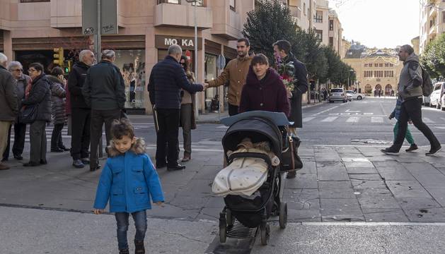 Foto de tránsito de personas ayer por el centro de Estella, en la confluencia del paseo de la Inmaculada con la calle Baja Navarra.