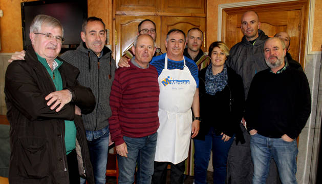 Varios miembros de la Sociedad Peñaguda, entidad organizadora de la cabalgada del día 5 de enero en Estella.