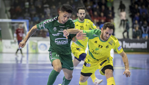 Foto del brasileño Bynho forcejea con el visitante Rafa López, en uno de sus varios enfrentamientos que tuvieron ambos jugadores.