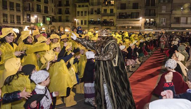 Gaspar avanza por la alfombra roja y saluda a los pequeños que dieron la bienvenida al cortejo real con un emocionante pasillo infantil en la plaza de los Fueros.