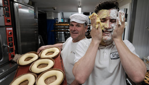 David Basarte Iracheta, repostero y panadero de 30 años, bromea extendiéndose sobre la cara crema pastelera y nata, en un gesto inspirado del que realizó su padre con harina en un reportaje publicado en este periódico hace dos años.