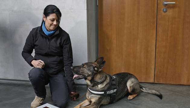 Silvia González Pascual junto a su perro escolta Sugi el 18 de diciembre ante el Parlamento foral