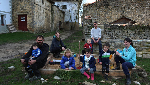 Cuatro de los adultos y cinco de los niños que en pocos años repoblarán Zoroquiáin.