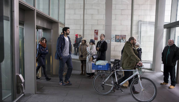 Usuarios del ascensor de Descalzos de Pamplona. La capital navarra ganó 1.928 habitantes según la última revisión del padrón municipal a fecha 1 de enero de 2018.