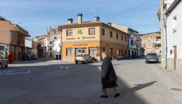 foto de Una vecina camina por la plaza de la Noria, que ahora va a ser renovada junto con otras calles céntricas del casco urbano de Arguedas.