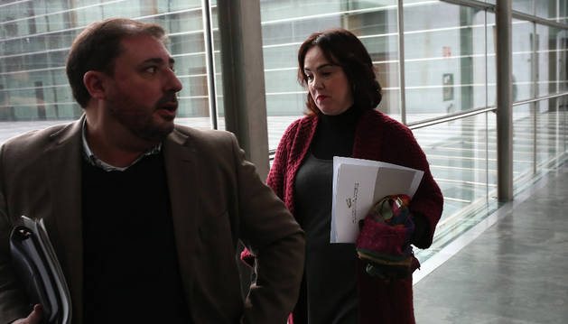 Unai Hualde (Geroa Bai) y la presidenta de la Cámara, Ainhoa Aznárez, ayer, tras asistir a la reunión de la Mesa de la Cámara.
