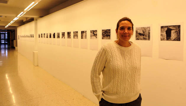 Mendia Echeverria Ayucar, ayer, en la exposición que ha inauguró en el edificio de El Sario con fotografías de las cuevas de Lerín.