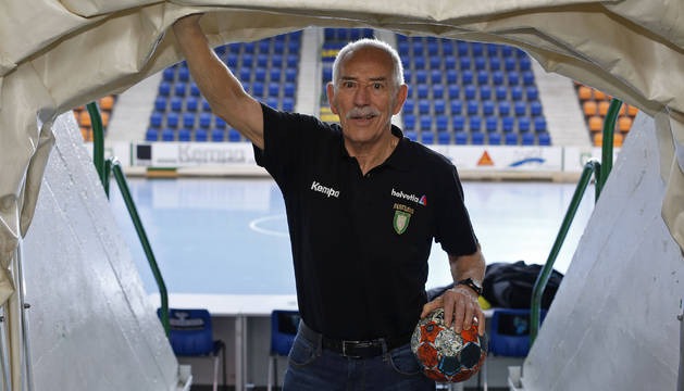 El pamplonés Mintxo Ibarrola Alemán, de 77 años, cumple su tercera temporada como delegado del Helvetia Anaitasuna en la Liga Asobal de balonmano.