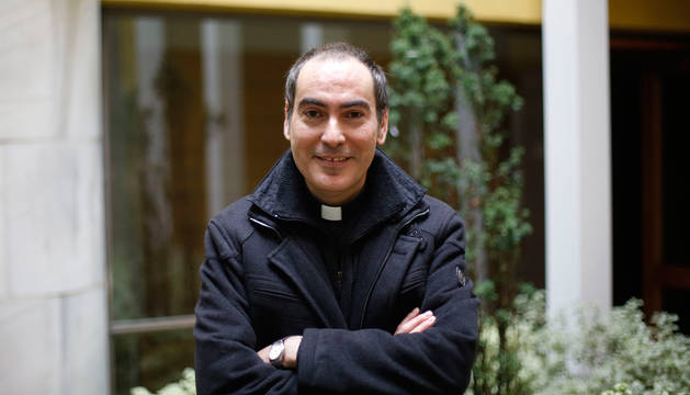 foto de El sacerdote pamplonés Rafael Pardo, de 40 años, en el oratorio San Felipe Neri (San Saturnino).