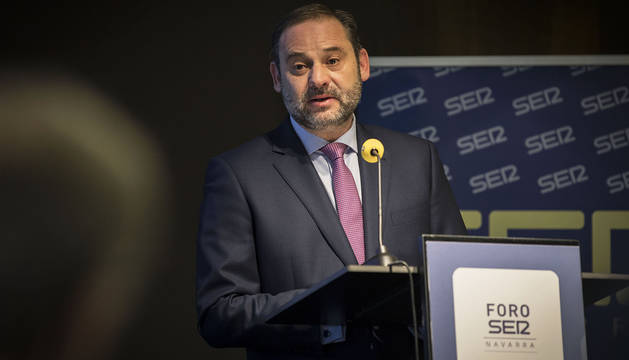 El ministro de Fomento, José Luis Ábalos, durante el desayuno informativo de la SER en el Muga de Beloso.