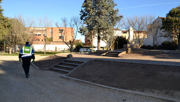 Glorieta del parque con busto de Magdalena Aulina, fundadora de las Operarias Parroquiales.