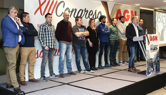 Félix Bariáin Zaratiegui (primer plano), en su intervención en el XIII congreso de UAGN, celebrado con el lema 'Necesarios socialmente' en el hotel Iruña Park, de Pamplona. Detrás, el resto de miembros de la nueva Junta Permanente del sindicato para los próximos cuatro años. Por la izquierda: Luis Miguel Serrano Cornago, Álvaro Cirauqui Díaz, Iñaki Martínez Beriáin, Javier Ayechu García, Íñigo Arizaleta Gurucharri, Begoña Liberal Berasain, Miguel Unzue Echeverría, David Navarro Lorente, Juana María Ariztegui Oyaregui (tapada por Bariáin) y Gonzalo Palacios Samper.