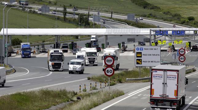 Vehículos atravesando el peaje de Zuasti de la Autopista de Navarra, en una imagen de archivo.