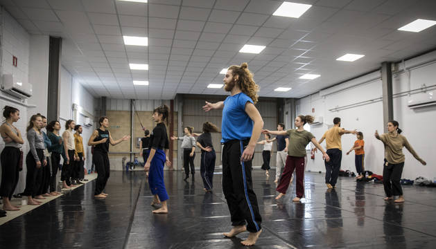 Los alumnos del curso de formación, este viernes, en una jornada de trabajo con la intérprete y coreógrafa Laura Aris (a la izquierda, en la imagen, entre los dos grupos de bailarines).