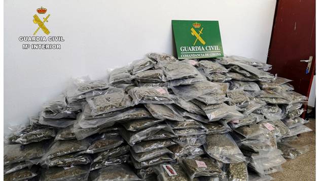 Combo de fotografías facilitadas por la Guardia Civil que ha intervenido en Cataluña un total de 2.700 kilos de marihuana ya procesada, la mayor incautación en España de este tipo de droga, cuyo destino era Reino Unido y Holanda, en una operación que se ha saldado con 25 detenidos en Barcelona, Tarragona, Girona y Vizcaya.
