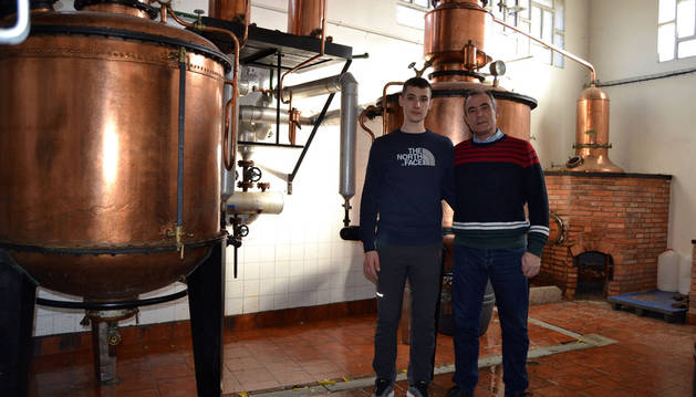 Rubén Martínez de Rada y su padre Miguel Martínez Benito en las instalaciones de Quel (La Rioja).