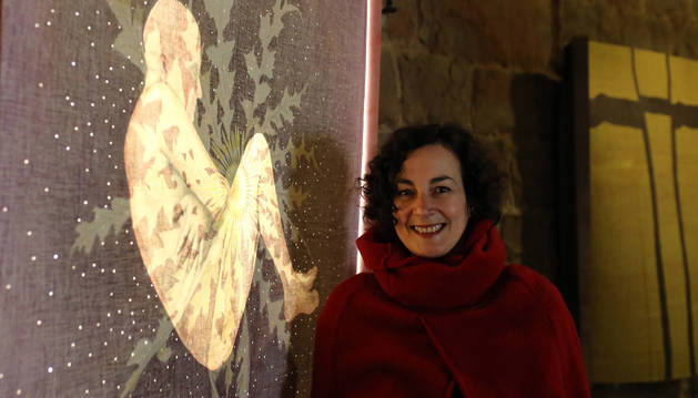 Zita Ayala, ante una de sus obras en la exposición del Horno de la Ciudadela de Pamplona.