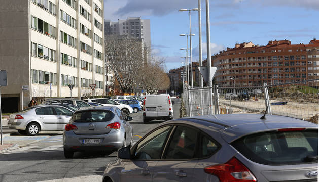 La avenida de Pamplona de Barañáin, reducida a un único sentido y con aparcamientos solo en un lado.