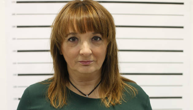 Susana Rodríguez Lezaun, periodista, escritora, correctora y directora del festival, posa de manera similar a como lo hacen los delincuentes cuando son detenidos.