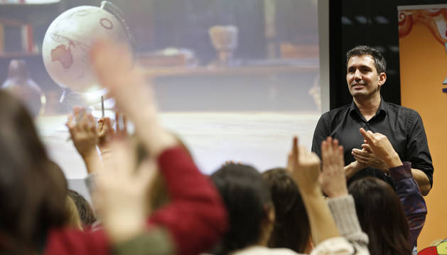 El maestro zaragozano César Bona, de 47 años, el pasado martes en Foro Europeo, donde impartió una conferencia ante 140 personas.