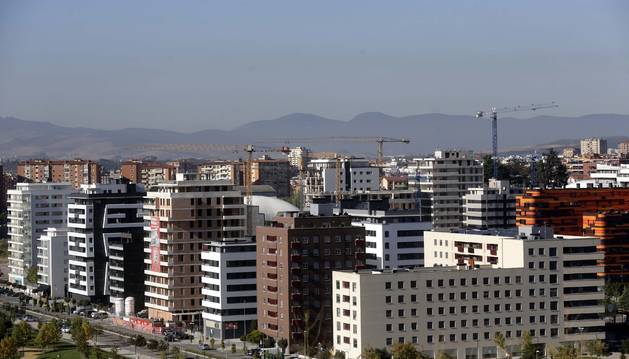 Foto de bloques de viviendas nuevas en Lezkairu, Pamplona, algunos ya terminados y otros en construcción.