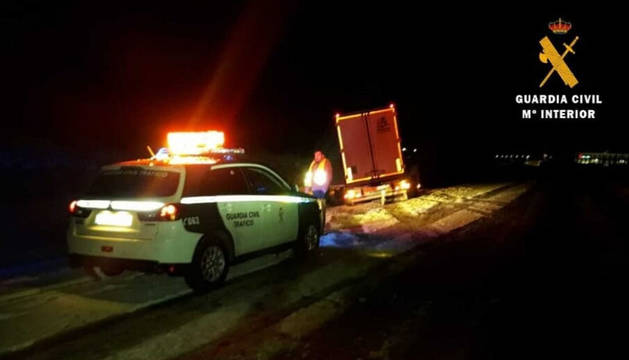 Camión cruzado en la AP-15.