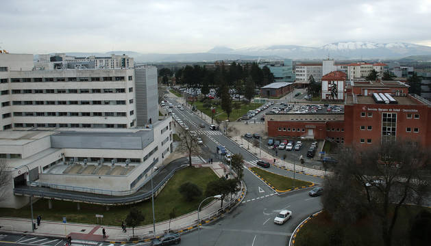 Vista general de la zona hospitalaria, con Virgen del Camino (izquierda), centro de consultas Príncipe de Viana (derecha) y Hospital de Navarra (fondo).