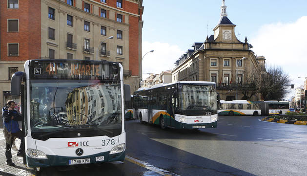 Varias villavesas circulan por la plaza de Merindades, en una imagen tomada esta semana.