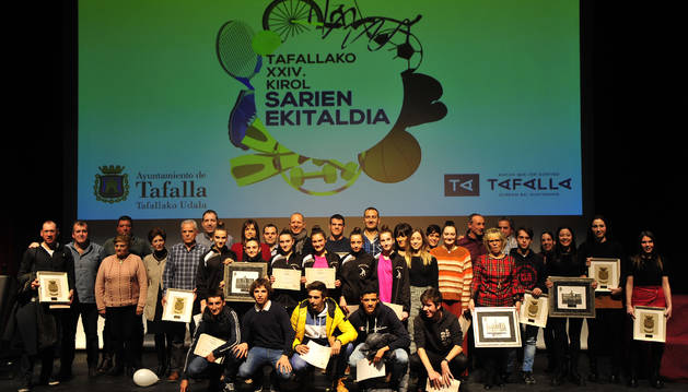 Los deportistas homenajeados y quienes quedaron finalistas posaron tras el acto junto con las autoridades municipales.