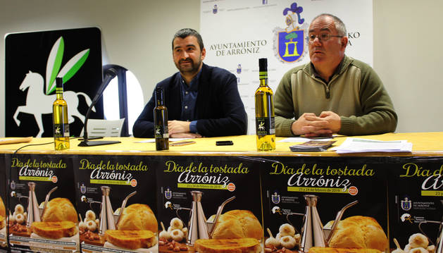 Ángel Moleón, alcalde de Arróniz, y Pedro González Castillo, presidente del trujal Mendía.