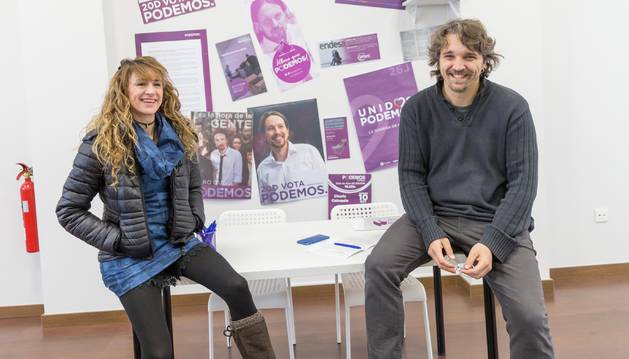 Arantxa Ruiz Vidorreta y Daniel López Córdoba, ayer en la sede de Podemos en Tudela.