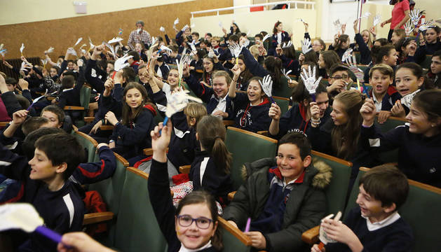 Alumnos de 4º y 6º de Primaria del colegio Sagrado Corazón de Pamplona durante un acto de solidaridad en el Día Internacional del Niño con Cáncer.