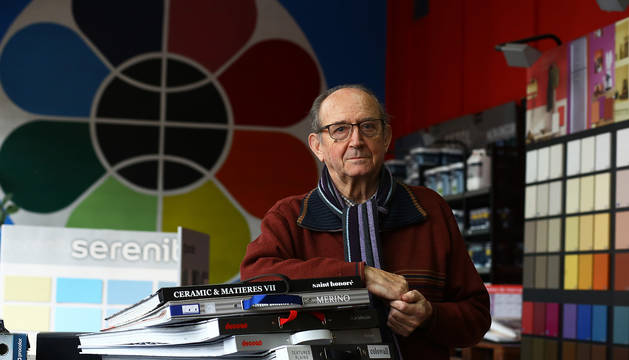 José Mari Arzoz, en la tienda de pinturas de la Rochapea que fundó y a la que ahora va a diario, de visita, o de recadero.