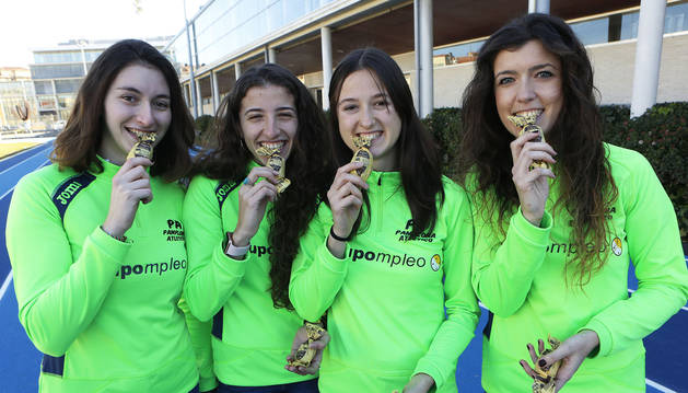 DELICIAS DE ANTEQUERA. Miren Bartolomé, Nerea Bermejo, Ane Petrirena e Izaskun Turrillas, ayer a punto de probar este dulce típico malagueño.