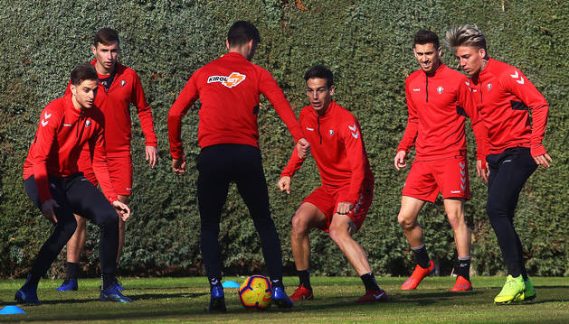 Íñigo Pérez intenta arrebatar el balón a un compañero en un rondo en Tajonar con Juan Villar, David López, Brandon Thomas,