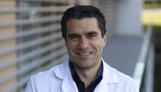 El doctor Manuel Murie Fernández, en su día a día en la Clinica San Miguel, donde dirige el departamento de Neurología.