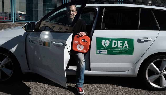 Daniel Ayechu Huarriz, conductor del primer taxi de Navarra equipado con desfibrilador.