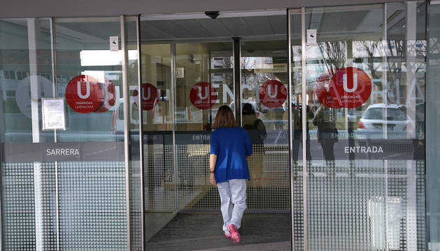 Una sanitaria entra al edificio de Urgencias del Complejo Hospitalario de Navarra.