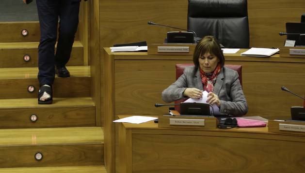 Martínez (Geroa Bai) baja las escaleras del hemiciclo entre Araiz (Bildu) y la presidenta Barkos.