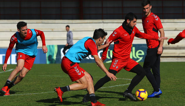 Fran Mérida conduce el balón ante la presencia de Oier, Iñigo Pérez y Kike Barja, en la sesión de ayer a puerta abierta en Tajonar.