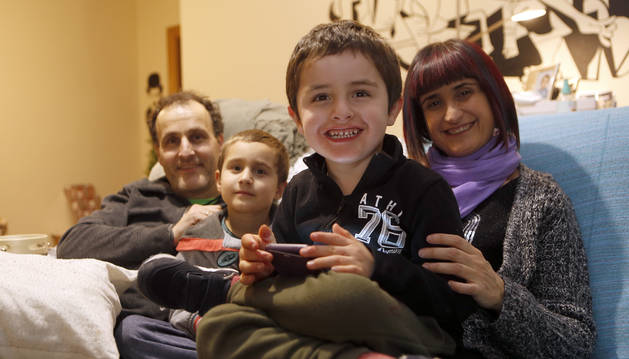 Iñaki Izcue y Muskilda Elorduy, con sus hijos mellizos, Mikel (delante) y Aimar, que acaban de cumplir 6 años, en su casa de Buztintxuri.