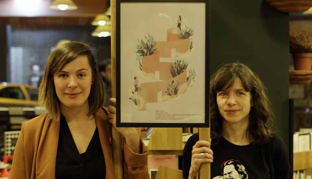 La ilustradora Liébana Goñi Yárnoz (izquierda) y la poeta Izaskun Gracia Quintana, con su obra.