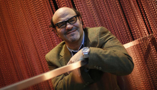El abogado y cantante de De 2 en blues band, Miguel Ángel González en el Café Niza pamplonés.