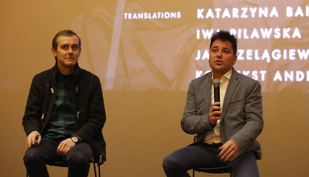 El director Raúl de la Fuente (derecha), junto al profesor de la Facultad de Comunicación de la Universidad de Navarra Efrén Cuevas.
